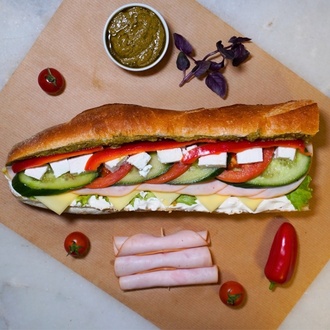 Pesto Soslu Hindi Fümeli Sandviç görseli