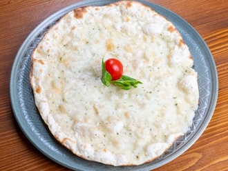 Beyaz Peynirli Lahmacun görseli