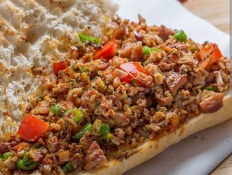 Yarım Ekmek Kıyma Kavurması Barbekü Soslu görseli