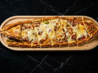 Kuşbaşılı Kaşarlı Pide görseli