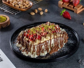 Beyaz Ve Sütlü Çikolatalı Muz Ve Çilek Waffle 1,5 Porsiyon + 330 Ml. Coca Cola görseli