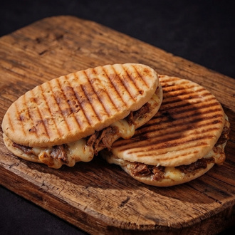 Bazlama Ekmeğine Kavurmalı Kaşarlı Tost görseli