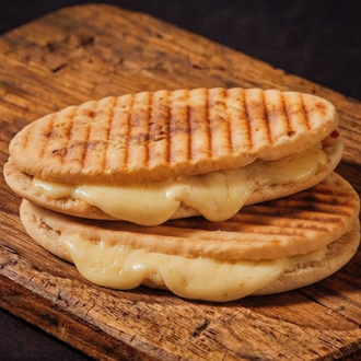 Bazlama Ekmeğine Çift Kaşarlı Tost görseli