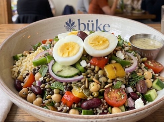 Yumurtalı Akdeniz Salata görseli