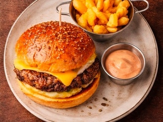 Cheddar Soslu Burger görseli