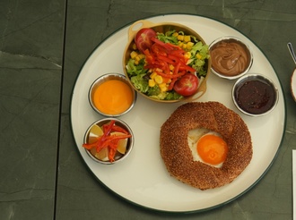 Yumurtalı Simit Kahvaltı Tabağı görseli