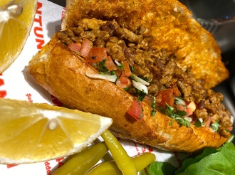 Sandviç Ekmek Arası Kaşarlı Et Tantuni görseli