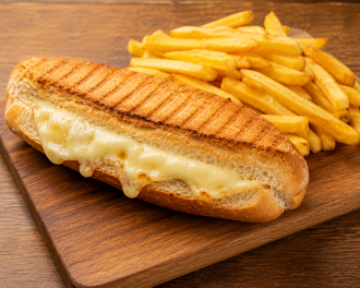 Yarım Ekmek Arası Kaşarlı Tost Ve Patates Kızartması görseli