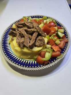 Püre Üstü Kavurma Ve Çoban Salata görseli