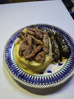 Püre Üstü Kavurma Ve Yaprak Sarma görseli