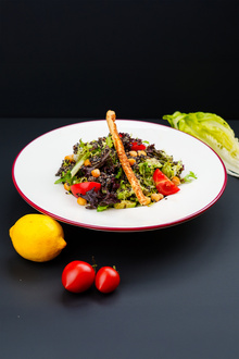 Avokadolu Kinoalı Salata görseli