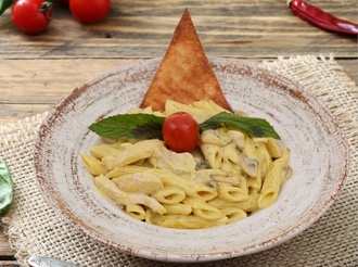 Köri Soslu Mantarlı Tavuklu Penne görseli