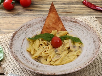 Köri Soslu Mantarlı Penne görseli