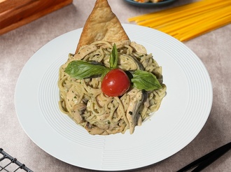 Pesto Soslu Tavuklu Mantarlı Spaghetti görseli