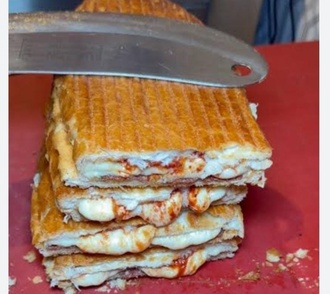 Yarım Ekmek Arası Kaşarlı Tost görseli