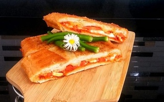 Yarım Ekmek Arası Domatesli Peynirli Tost görseli