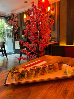 Saka Spicy Salmon Calamari Dill Roll görseli