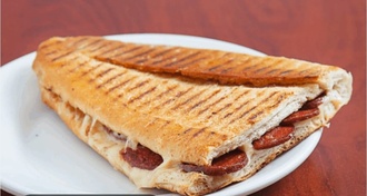 Yarım Ekmek Arasi Sucuklu Tost görseli