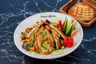 Tavuklu Sezar Salata görseli