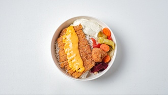 Pilav Üstü Cheddarlı Tavuk Schnitzel görseli