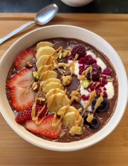 Çikolatalı Sütlü Reçelli Meyve Yulaf Bowl görseli