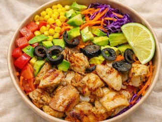 Avokadolu Tavuklu Salata Bowl görseli