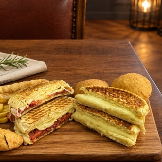 Efsane 5 Salçalı Kaşarlı Sucuklu Tost görseli