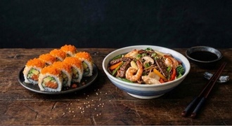Somon Roll + Singapur Noodle + 1 Coca Cola 330 Ml görseli