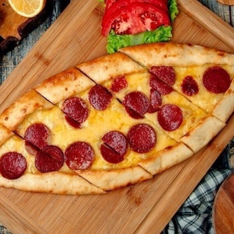Kaşarlı Sucuklu Pide görseli