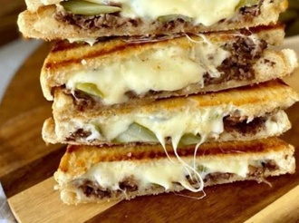 Kavurmalı Kaşarlı Tost görseli