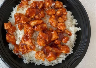 Pilav Üstü Barbekü Soslu Tavuk görseli