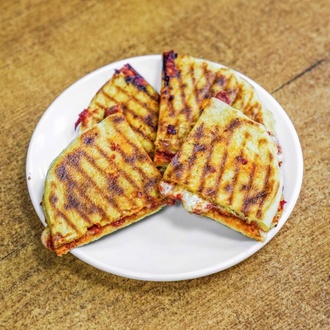 Bazlama Ekmeğine Sucuklu Kaşarlı Tost görseli