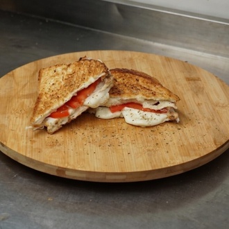 Domatesli Kekikli Ayvalık Tost görseli