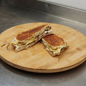 Kavurmalı Yumurtalı Bazlama Tost görseli