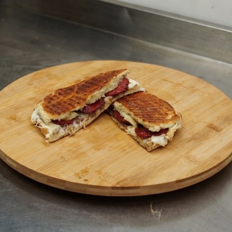 Sucuklu Kavurmalı Bazlama Tost görseli