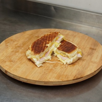 Cheddarlı Hindi Füme Bazlama Tost görseli