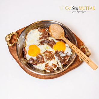 Sahanda Pastırmalı Yumurta görseli