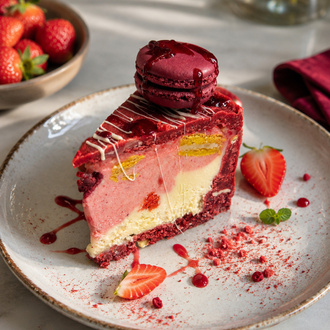 Red Velvet Strawberry Dream görseli