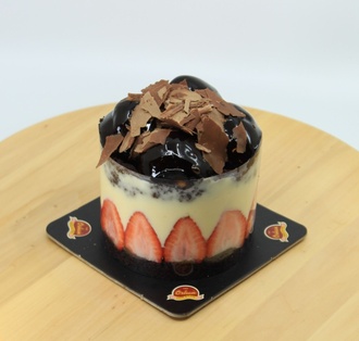 Çilekli Profiterollü Pasta 3-4 Kişilik görseli