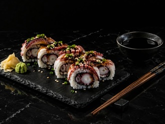 Octopus Crunchy Sushi Roll görseli