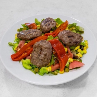 Organik Köfteli Salata görseli
