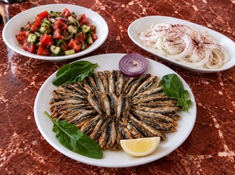 Hamsi Tava & Salata & Soğan görseli