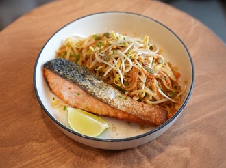 Fırın Somonlu Pad Thai görseli