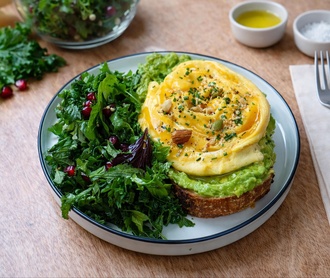 Avokado & Yumurta Açık Tost (Vejetaryen) görseli