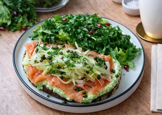 Somon Gravlax Labne & Rezene Açık Tost görseli