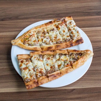 Kavurmalı Kaşarlı Yumurtalı Pide görseli