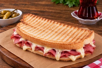 Macar Salamlı Kaşarlı Tost görseli