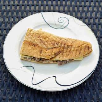 Yarım Ekmek Arası Kavurmalı Kaşarlı Tost görseli