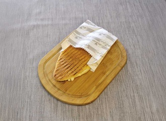 Yarım Ekmek Arası Sucuklu Cheddarlı Tost görseli