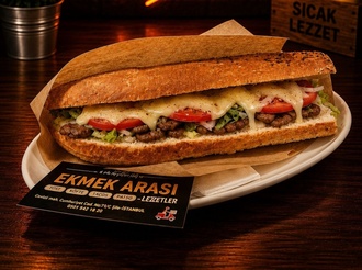 Yarım Ekmek Arası Kaşarlı Izgara Köfte görseli